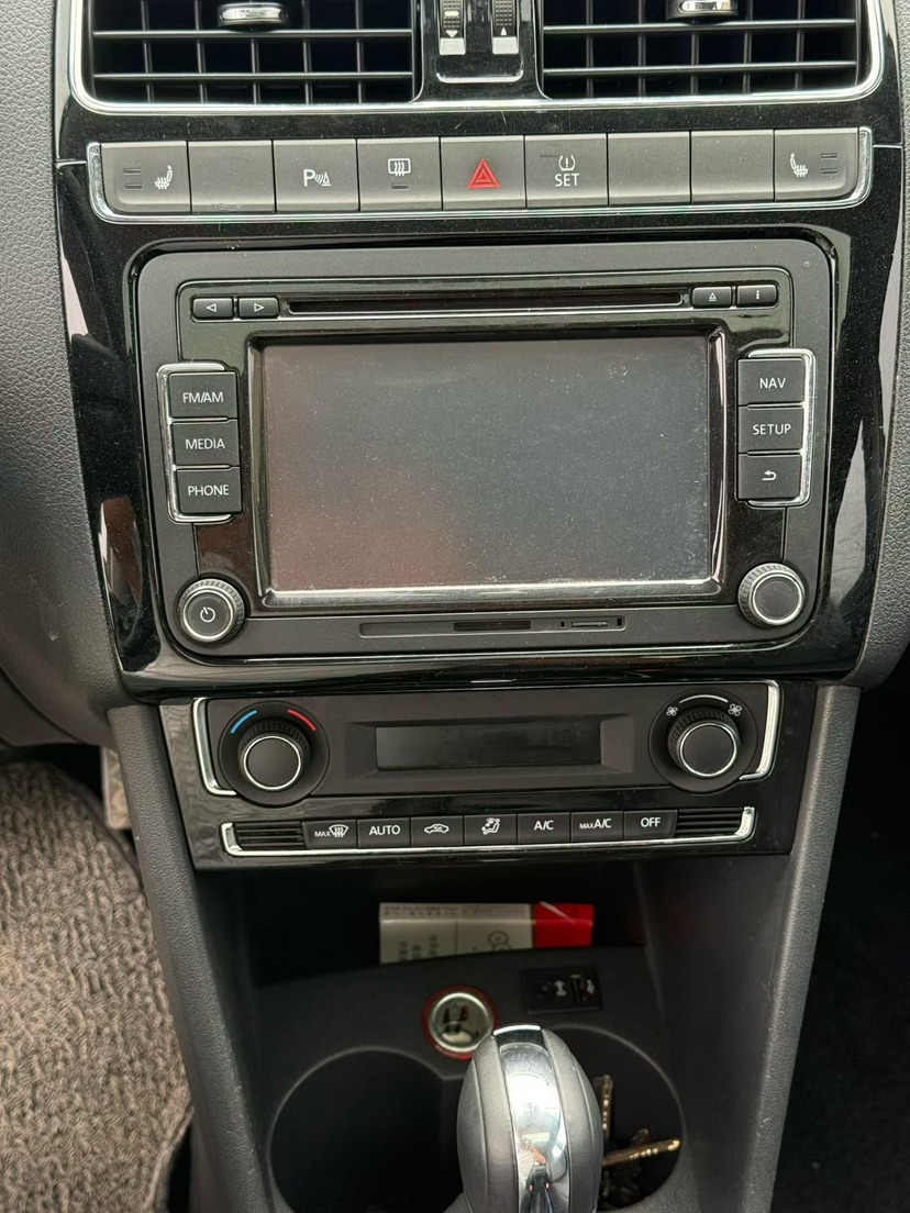 Volkswagen Polo 2015 car image #8