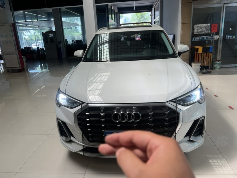Audi Q3 2020 car image #2