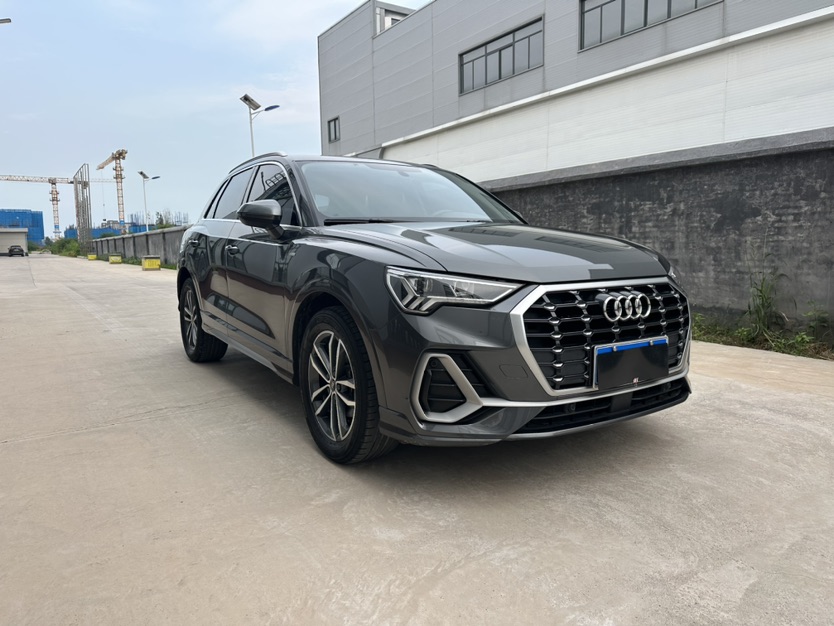Audi Q3 2023 car image #2