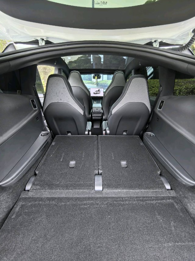 Tesla Model Y L 2025 #7 Tesla Model Y L 2025 car image #7