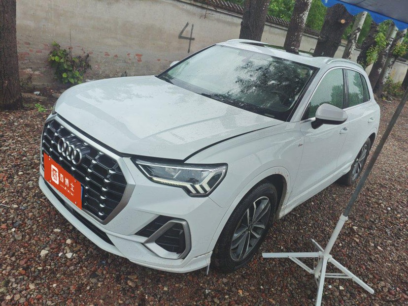 Audi Q3 2022 صورة سيارة 