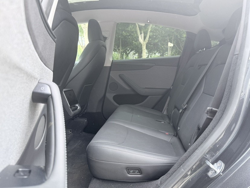Tesla Model Y 2025 #6 Tesla Model Y 2025 car image #6