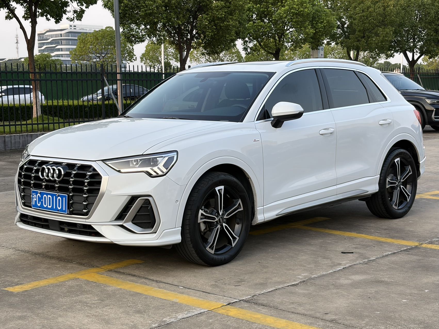 Audi Q3 2022 car image #2