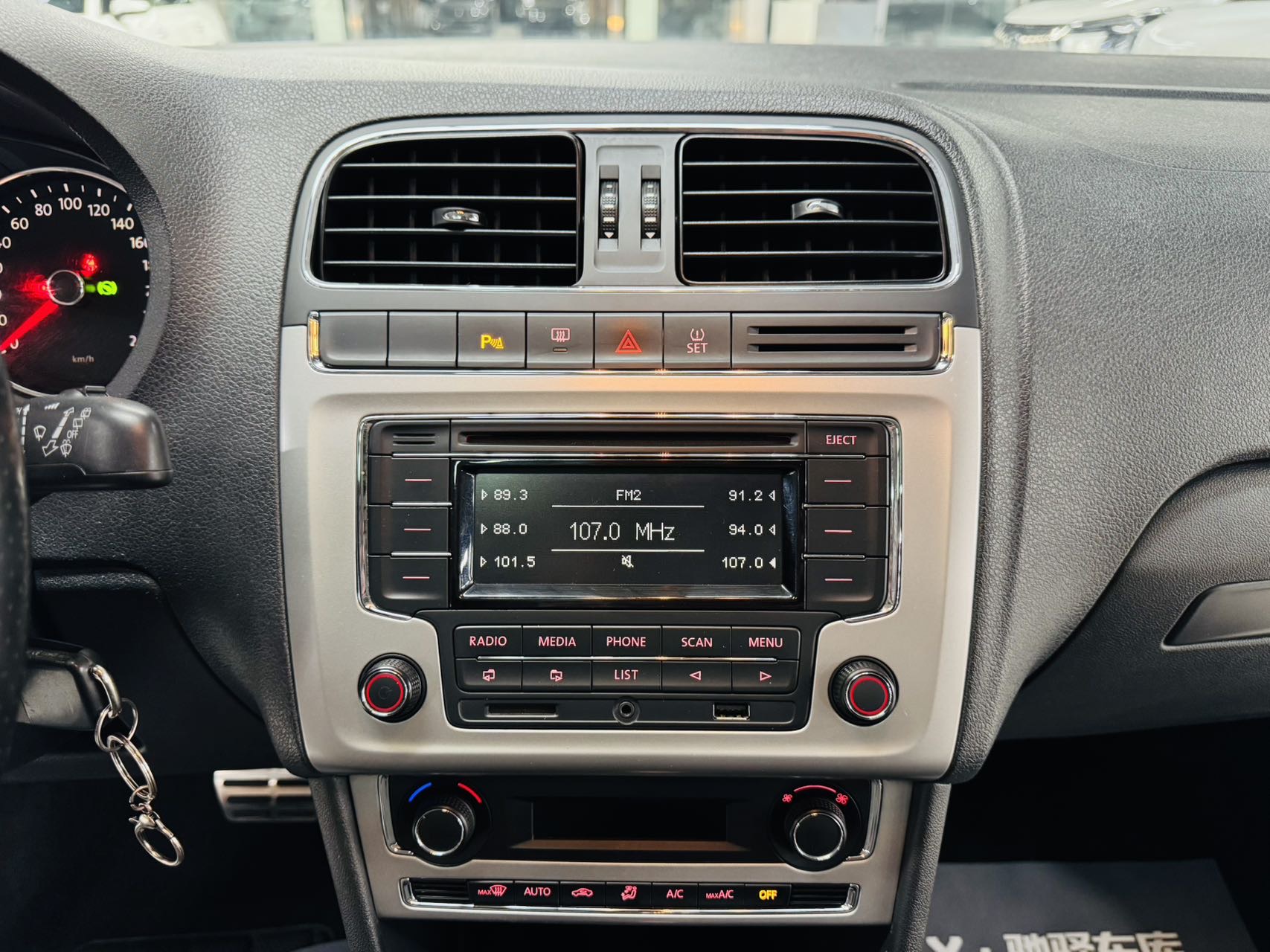 Volkswagen Polo 2015 car image #13