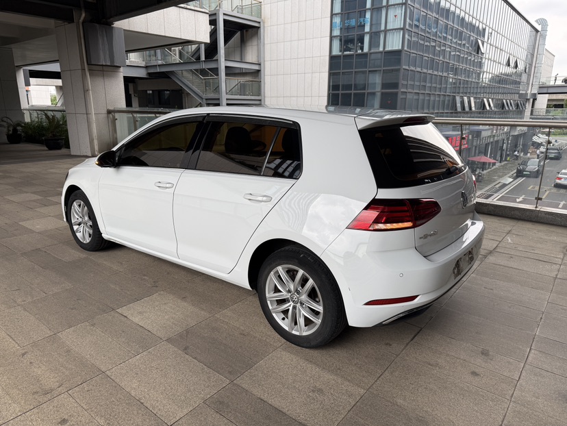 Volkswagen Golf 2018 car image #5