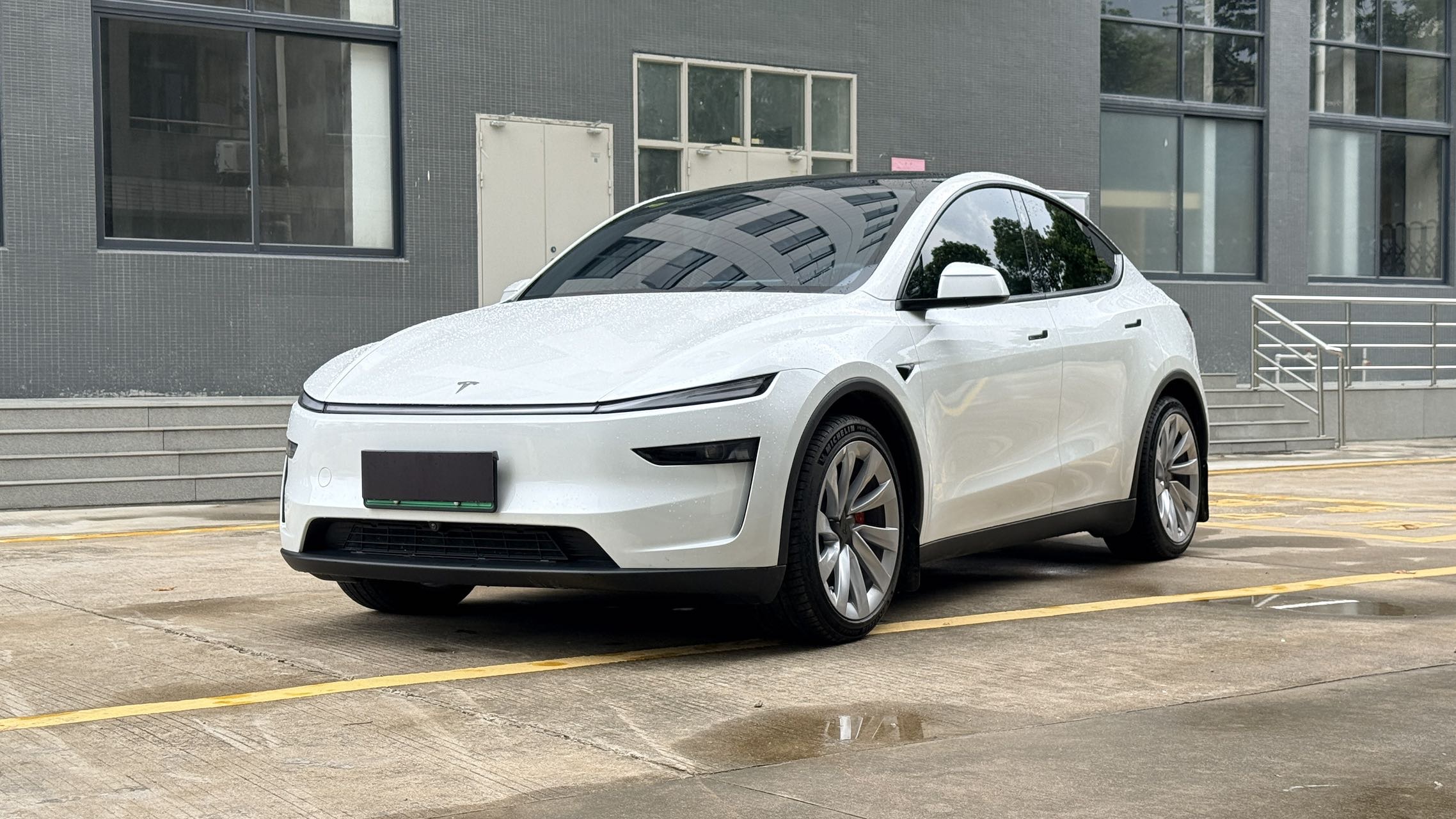 Tesla Model Y 2025 Tesla Model Y 2025 car image