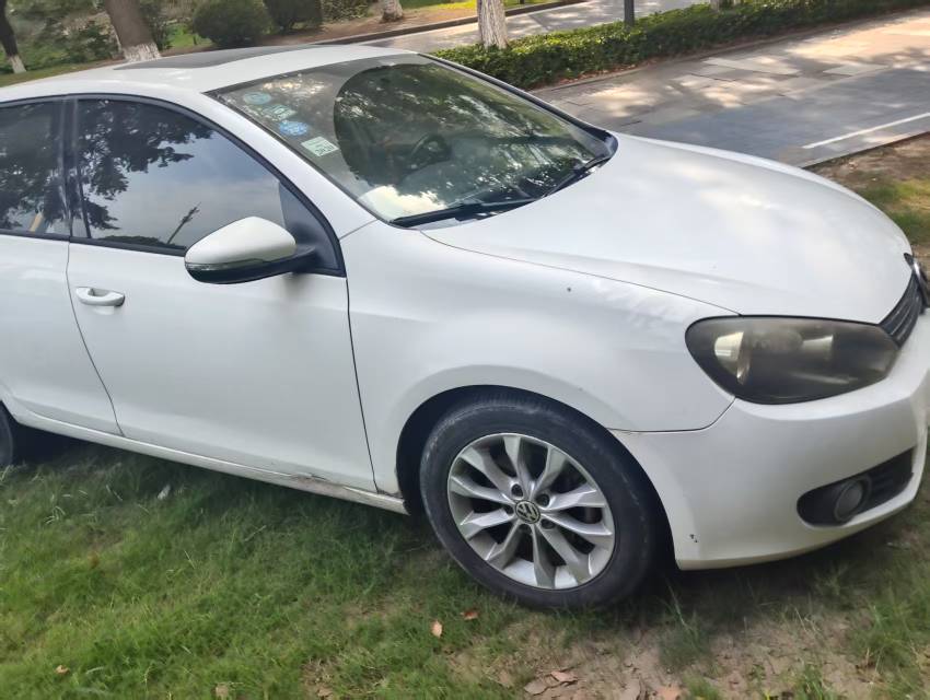 Volkswagen Golf 2011 car image #2