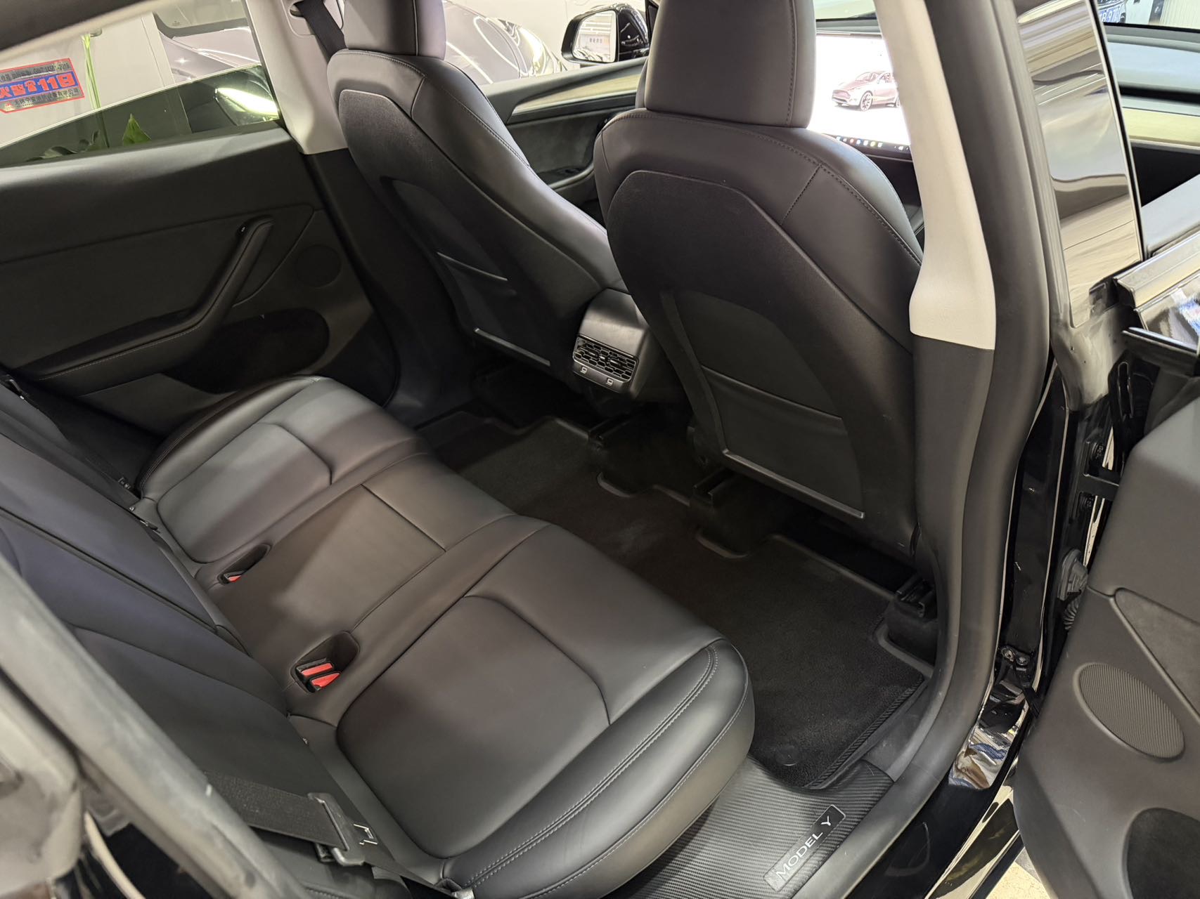 Tesla Model Y 2023 car image #12