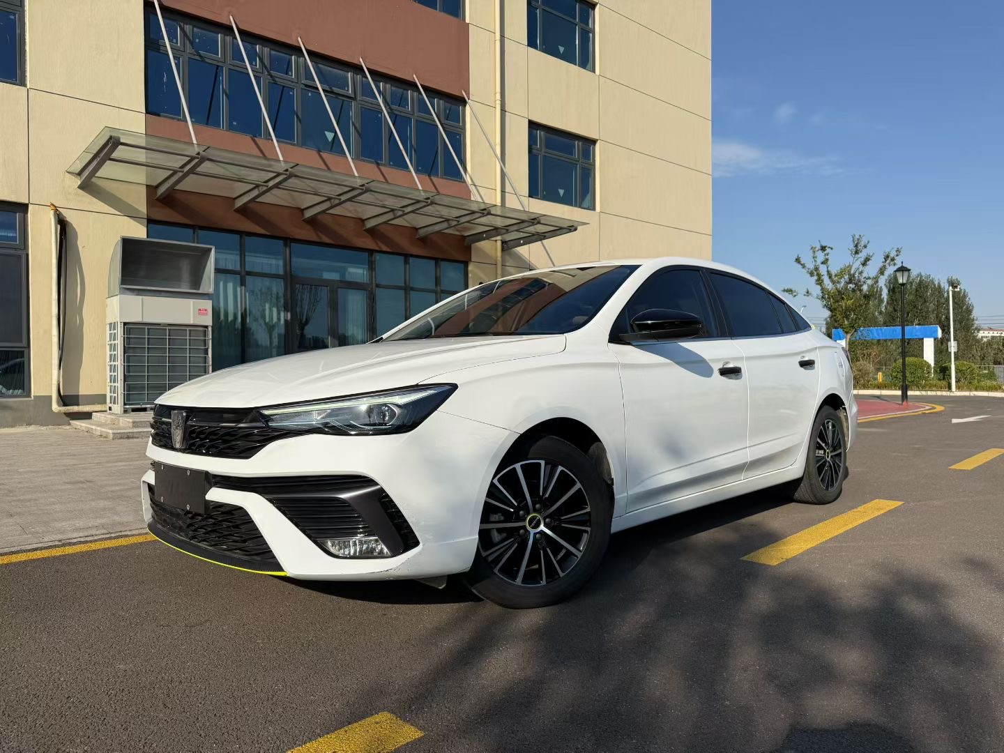 Roewe i5 2023 изображение автомобиля #3