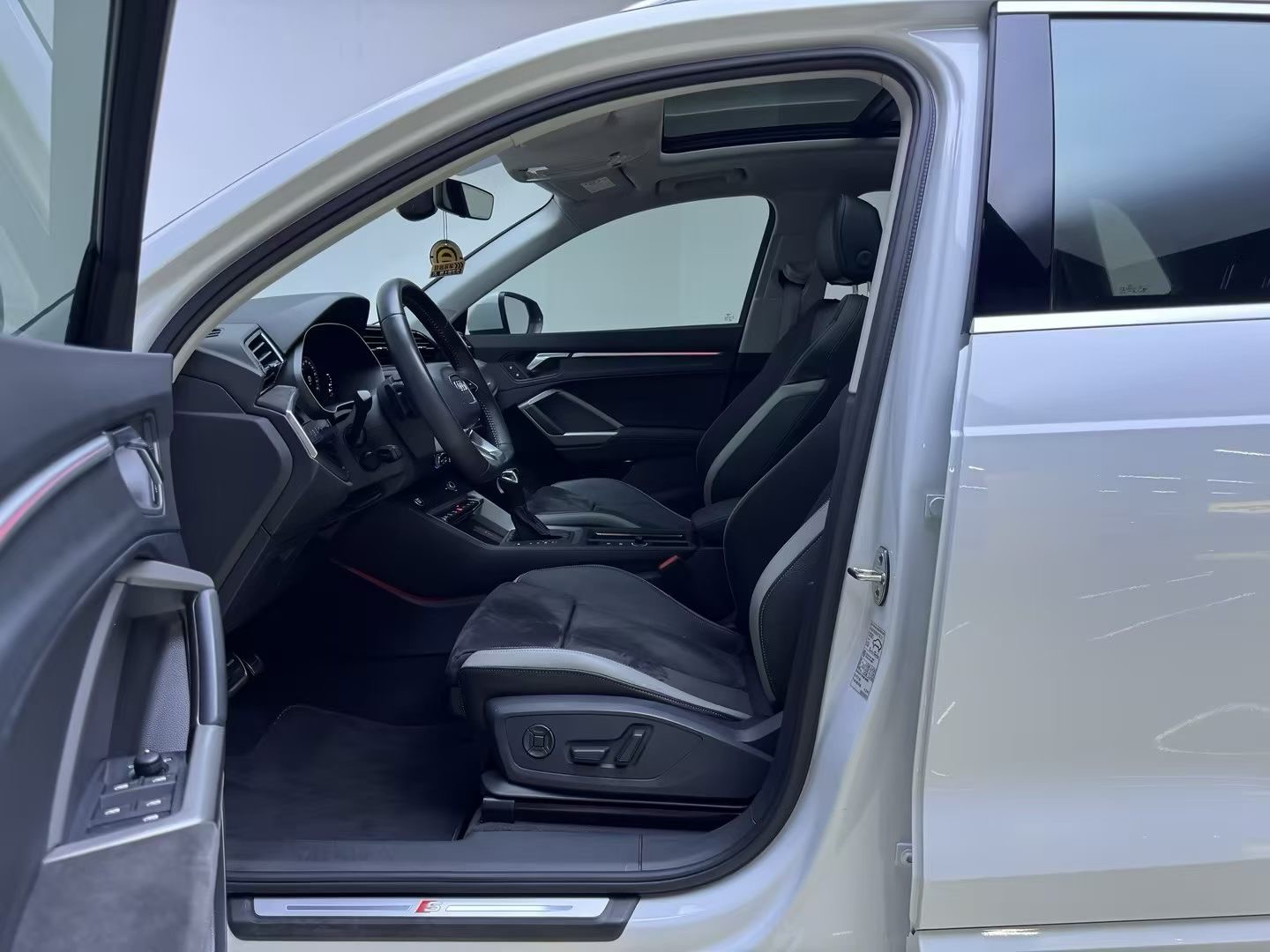 Audi Q3 2021 car image #3