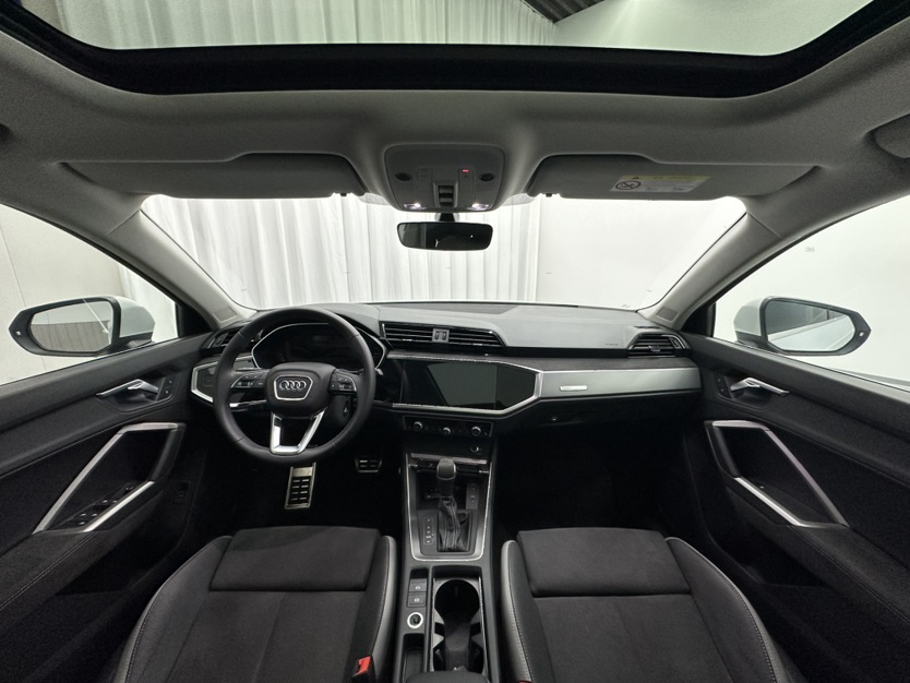 Audi Q3 2023 car image #9