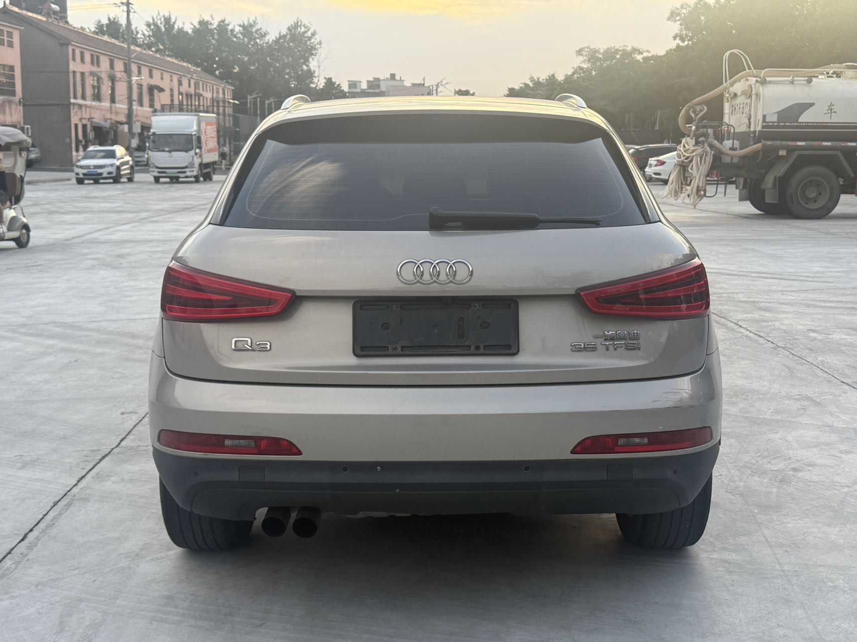 Audi Q3 2015 car image #8