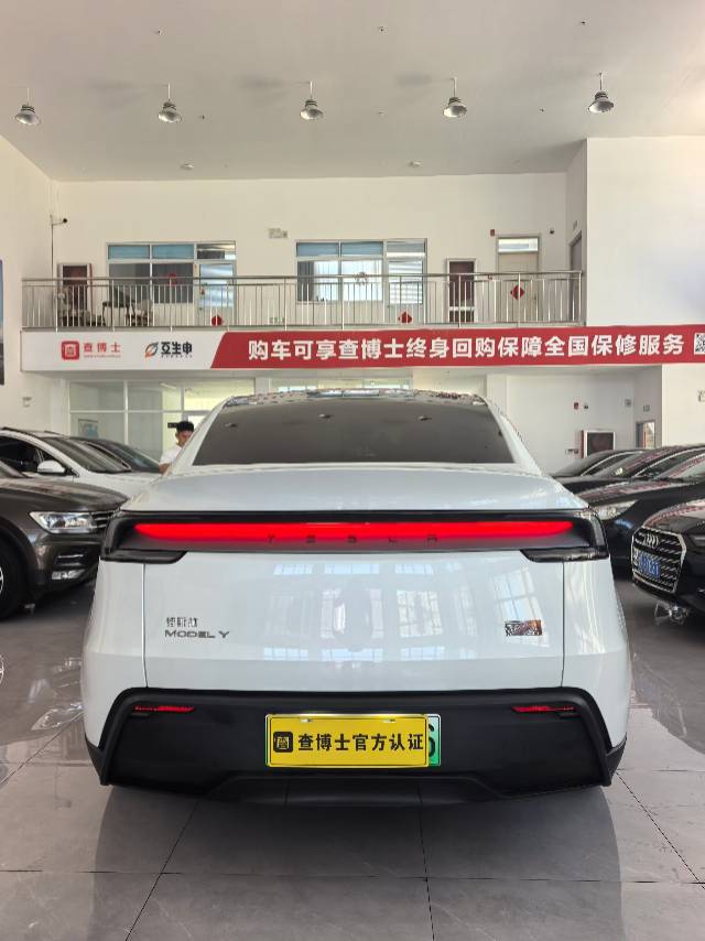 Tesla Model Y 2025 #4 Tesla Model Y 2025 car image #4