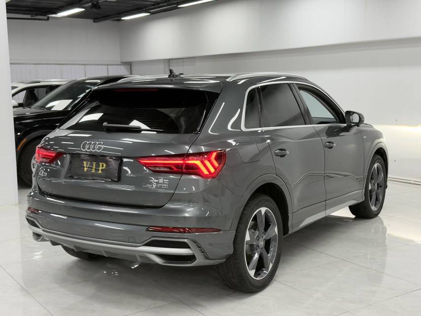 Audi Q3 2023 car image #2