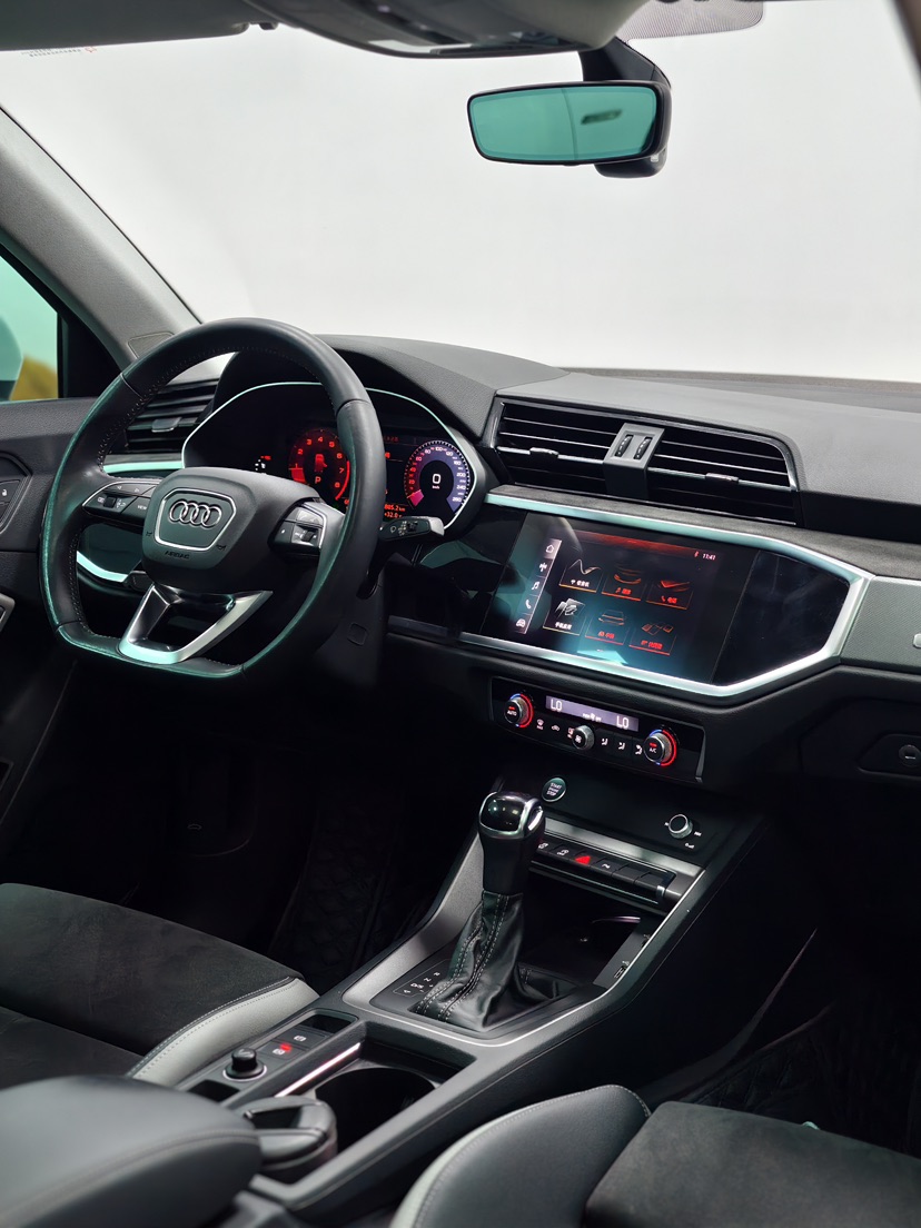 Audi Q3 2020 car image #7