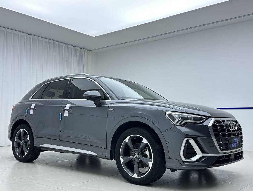 Audi Q3 2022 car image #3