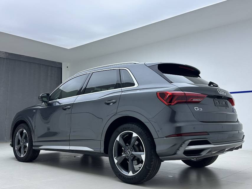 Audi Q3 2022 car image #4