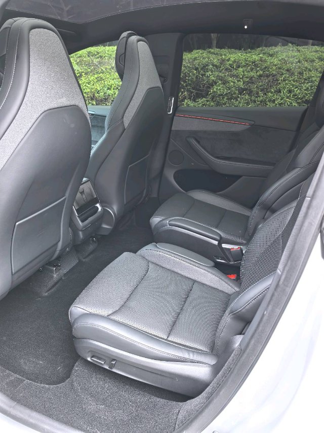 Tesla Model Y L 2025 #6 Tesla Model Y L 2025 car image #6