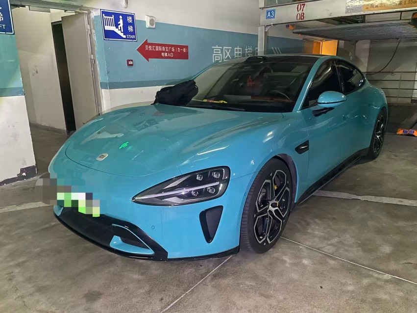 MI SU7 2024 immagine di auto 