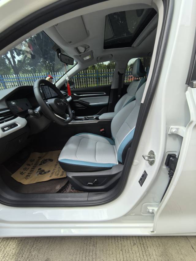 GEELY Emgrand 2025 #4 GEELY Emgrand 2025 car image #4