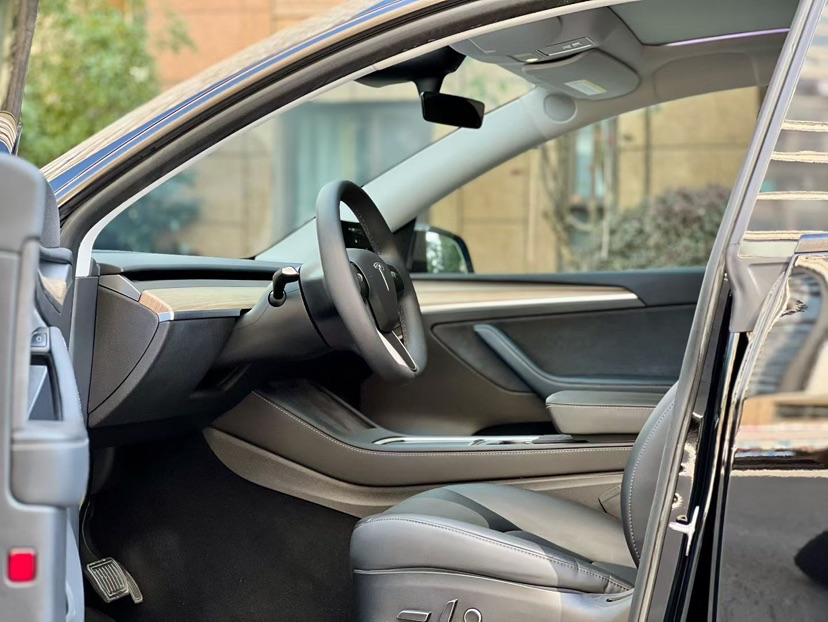 Tesla Model Y 2023 #4 Tesla Model Y 2023 car image #4