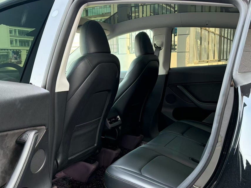 Tesla Model Y 2023 car image #7