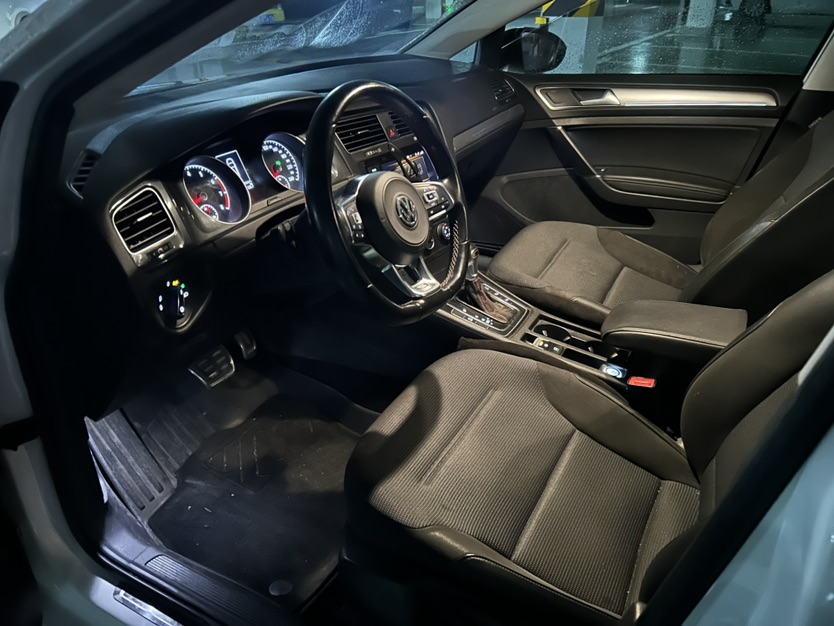 Volkswagen Golf 2019 car image #2