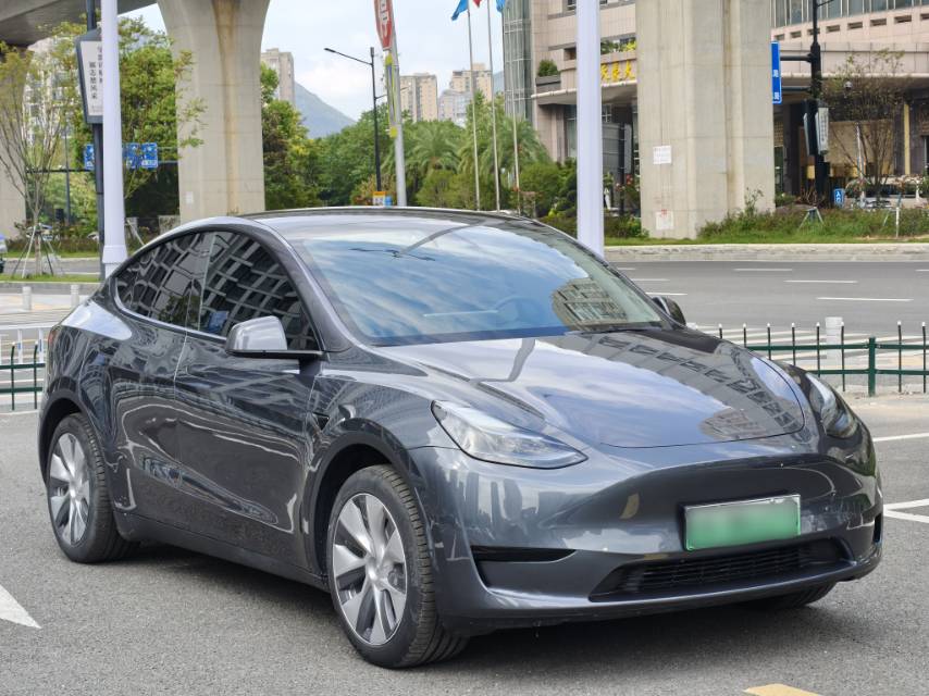 Tesla Model Y 2023 car image #3