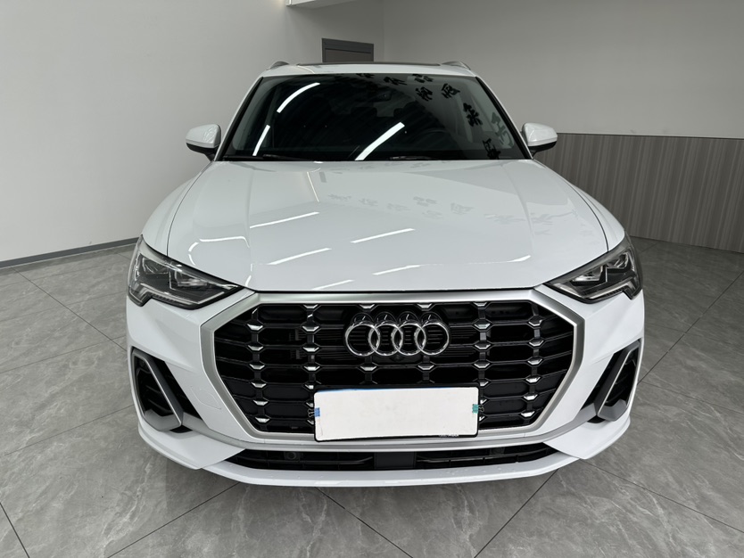Audi Q3 2023 car image #2
