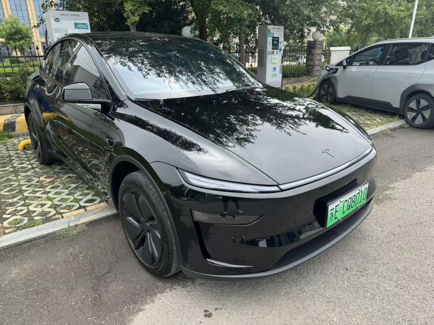 Tesla Model Y 2026 car image #3