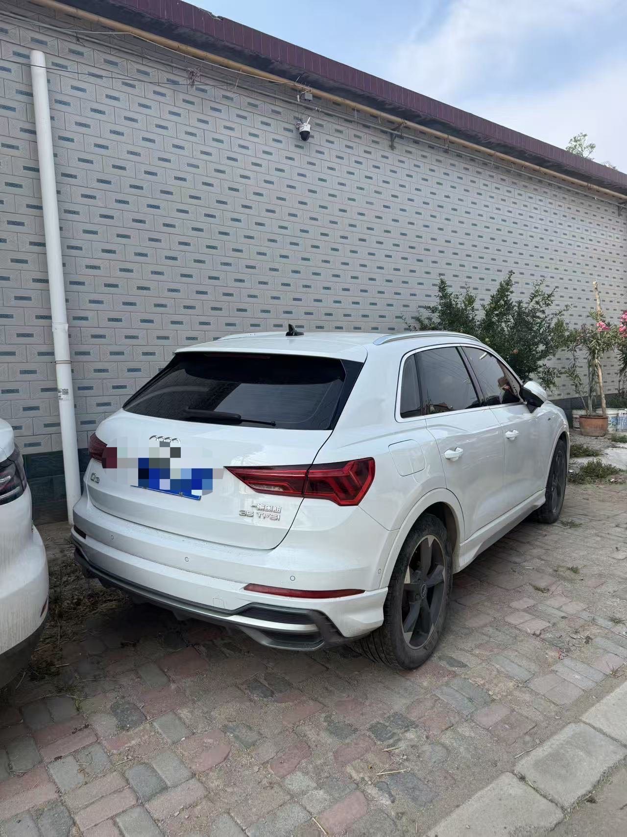 Audi Q3 2022 car image #2