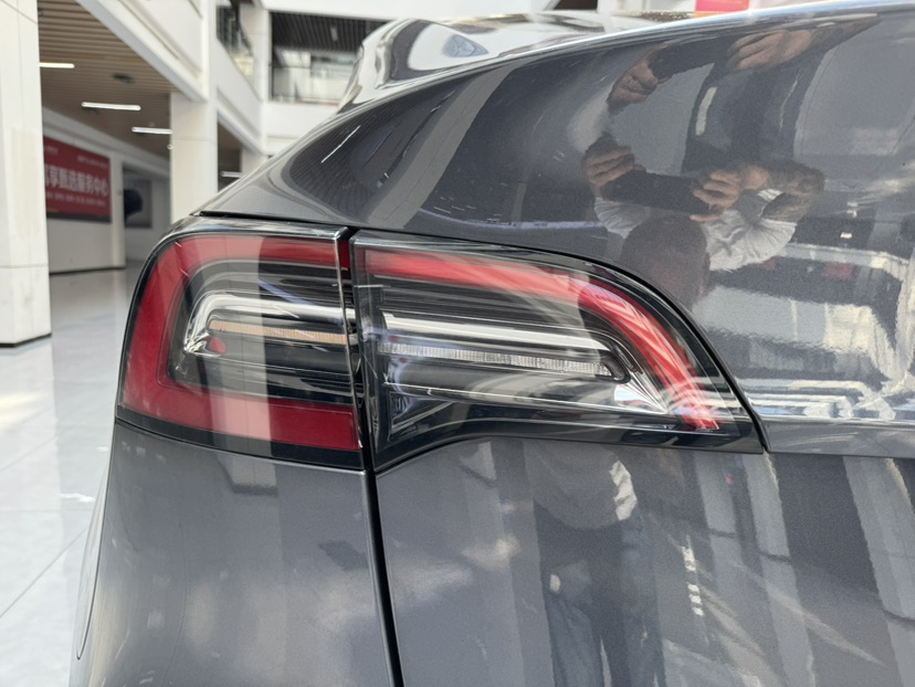 Tesla Model Y 2023 car image #17