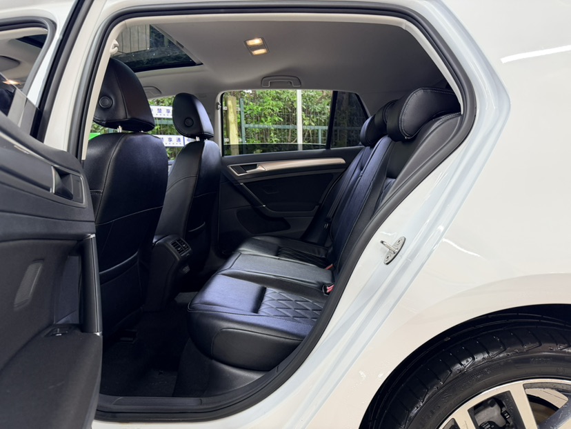 Volkswagen Golf 2020 car image #6