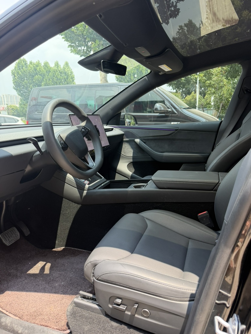 Tesla Model Y L 2025 #4 Tesla Model Y L 2025 car image #4