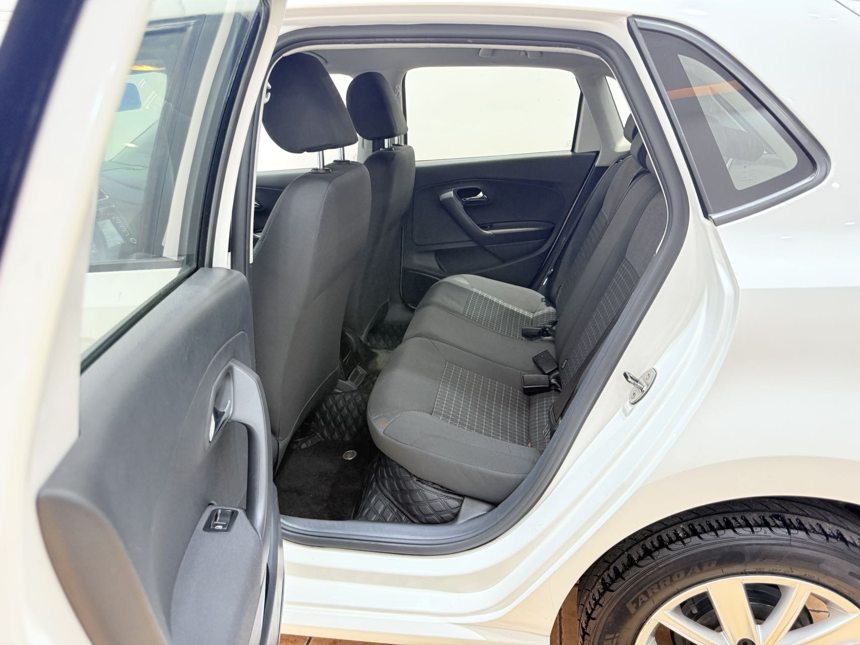 Volkswagen Polo 2014 car image #9