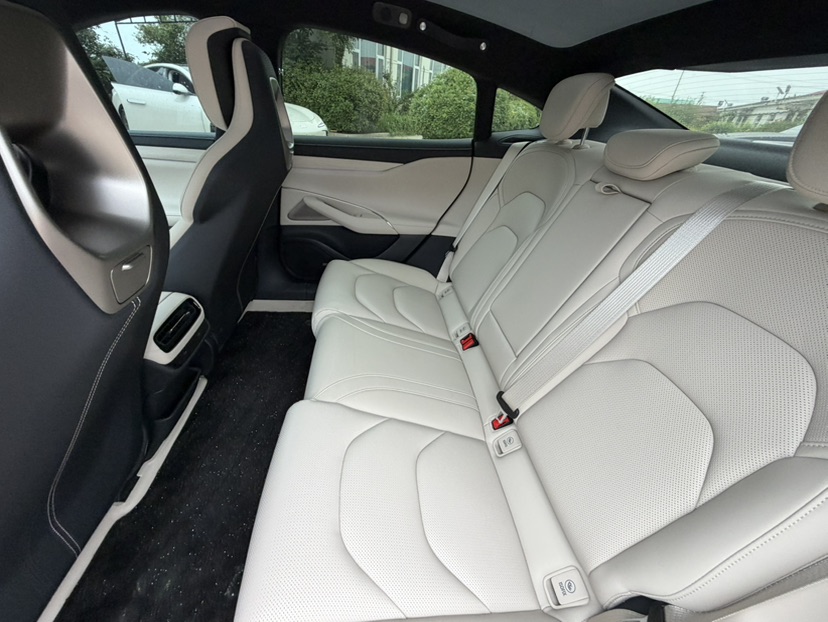 MI SU7 2026 immagine di auto #7