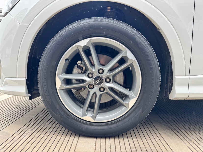 Audi Q3 2023 car image #13