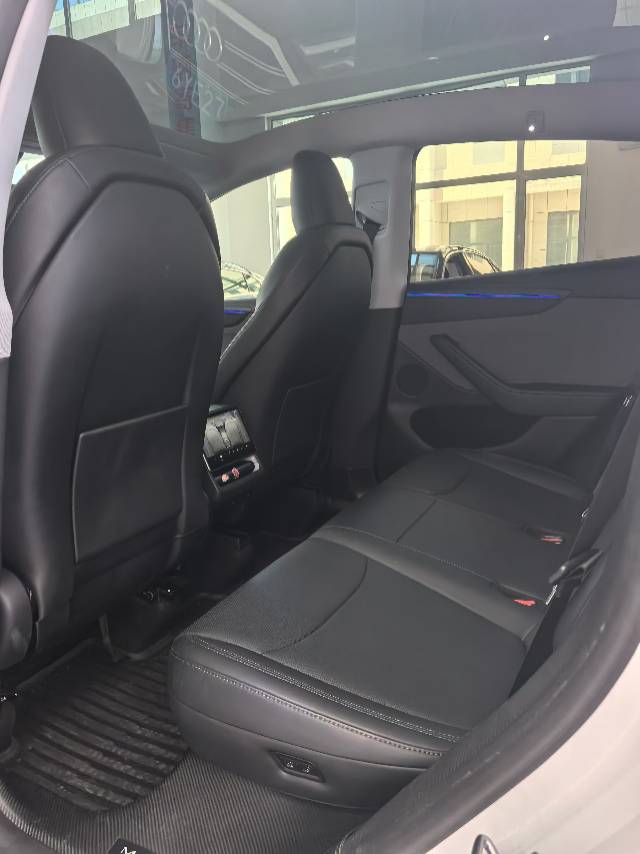 Tesla Model Y 2025 #8 Tesla Model Y 2025 car image #8