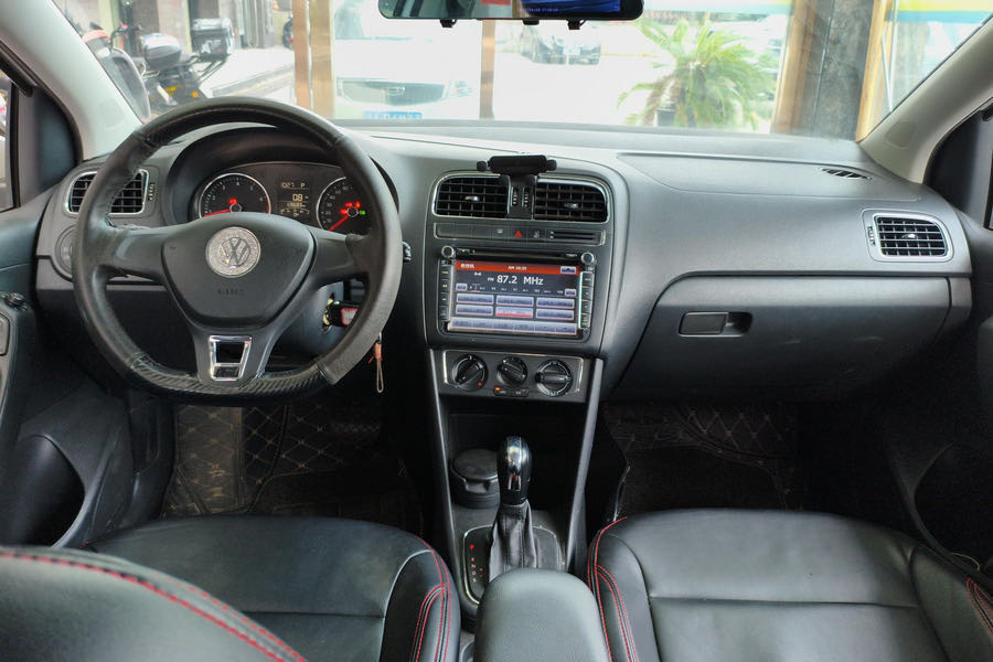 Volkswagen Polo 2015 car image #4