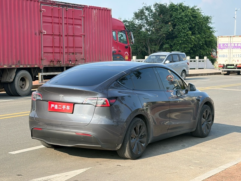 Tesla Model Y 2023 car image #9