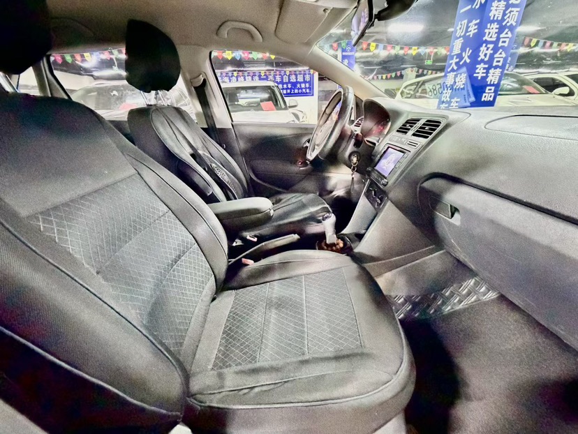 Volkswagen Polo 2015 car image #8