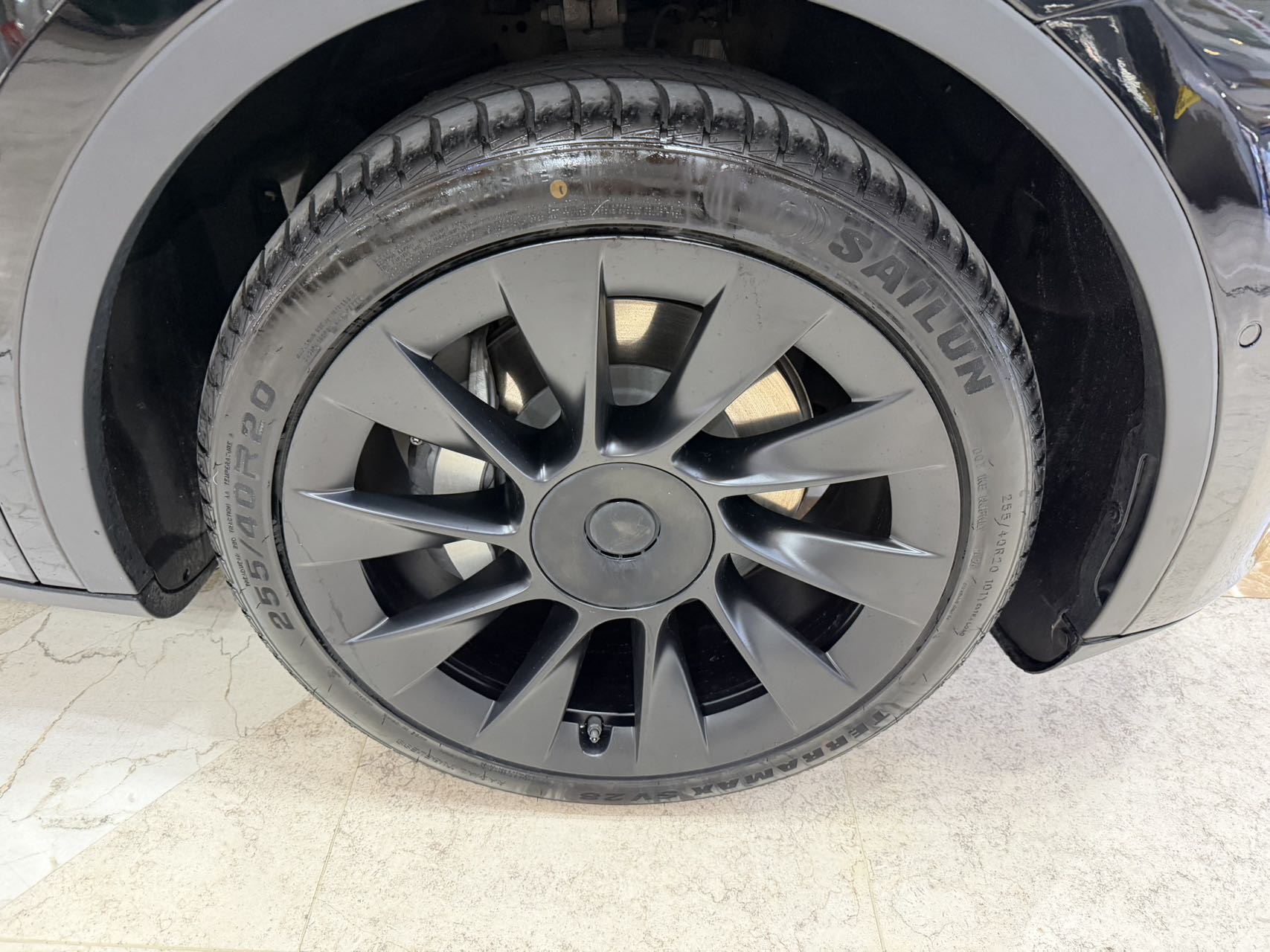 Tesla Model Y 2023 car image #13