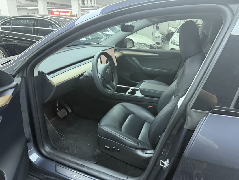 Tesla Model Y 2022 car image #2