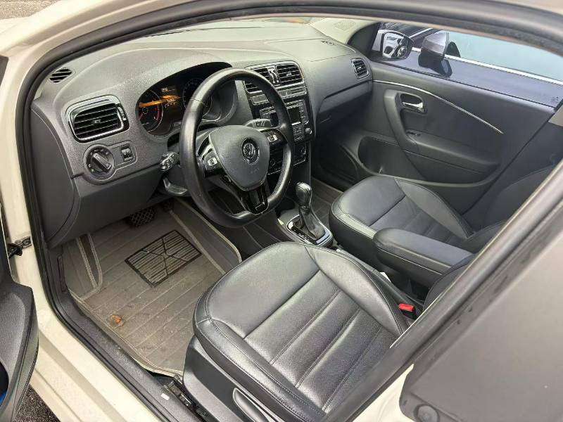 Volkswagen Polo 2015 car image #2