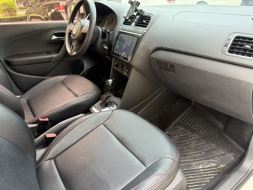 Volkswagen Polo 2012 car image #9