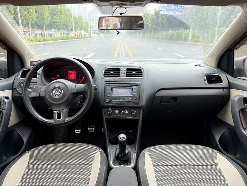 Volkswagen Polo 2014 car image #5