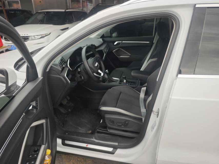 Audi Q3 2023 car image #3