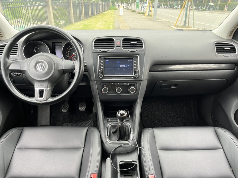 Volkswagen Golf 2012 car image #6