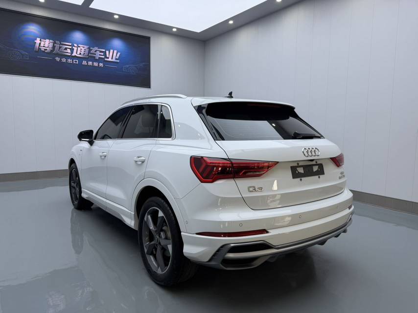 Audi Q3 2022 car image #4