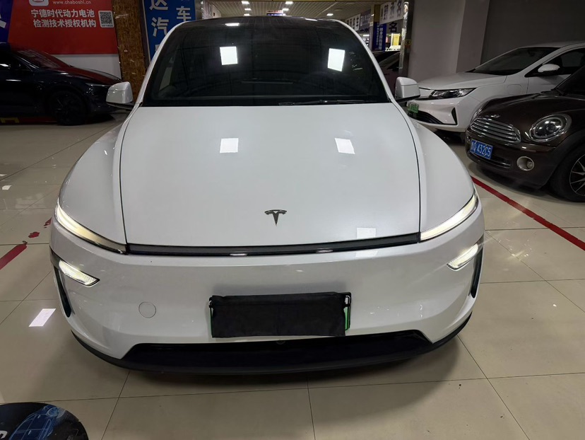 Tesla Model Y L 2025 #2 Tesla Model Y L 2025 car image #2